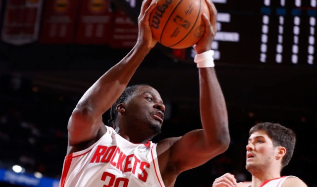 不肯好好用也不肯送走，火箭签下这位三旬中锋完全就是一种浪费？